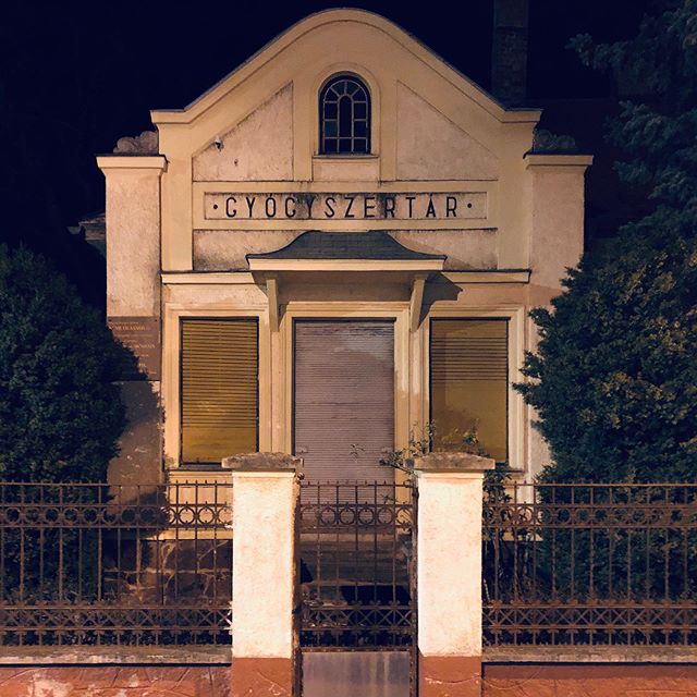 An old pharmacy in Hungary...#pharmacy #drugstore #hungary_gram #historymuseum #all2epic #unkownperspectives #pointofview #fatalframes  #urbanphotography #architecturelovers #facades #travelpictures #ontour #igersaustriaontour #igersviennaontour #abandonedplaces #abandonedphotography