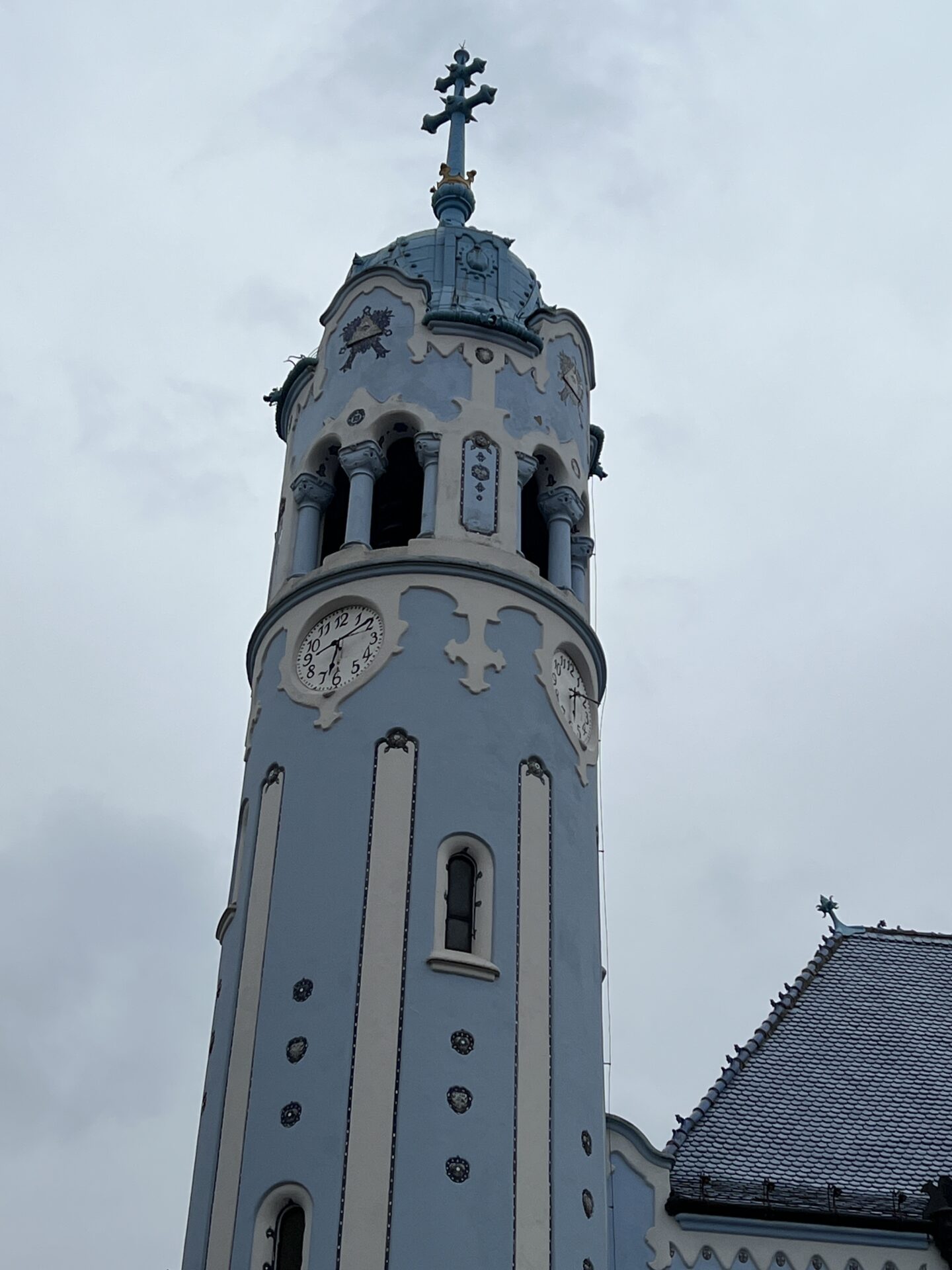Der Turm der blauen Kirche