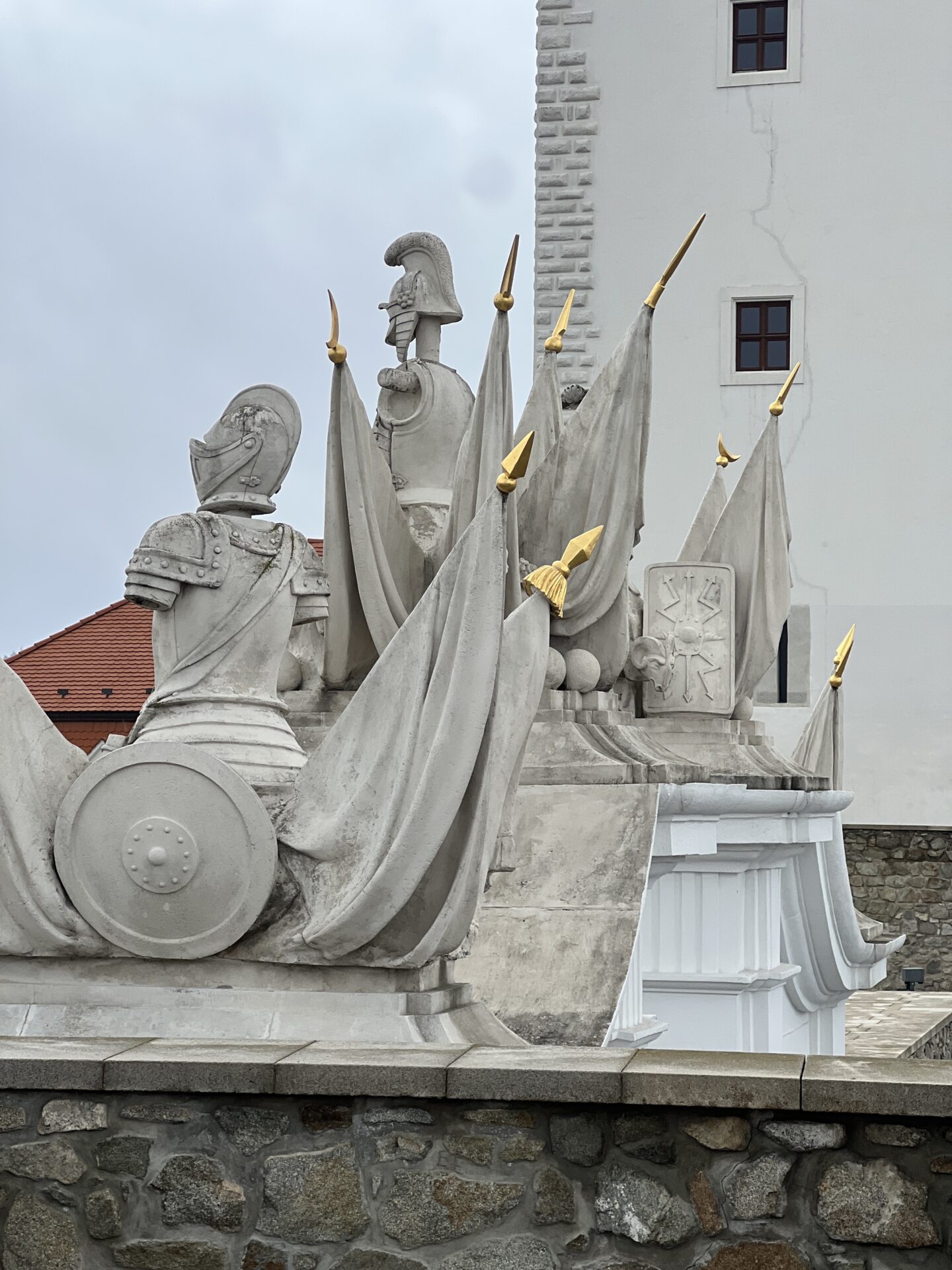 Statuen auf dem Tor zur Burg