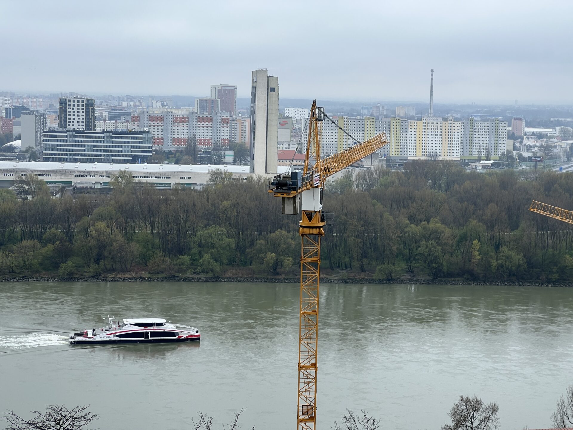 Ausblick auf die Donau und die neueren Stadtteile von Bratislava. Im Hintergrund einige Plattenbauten
